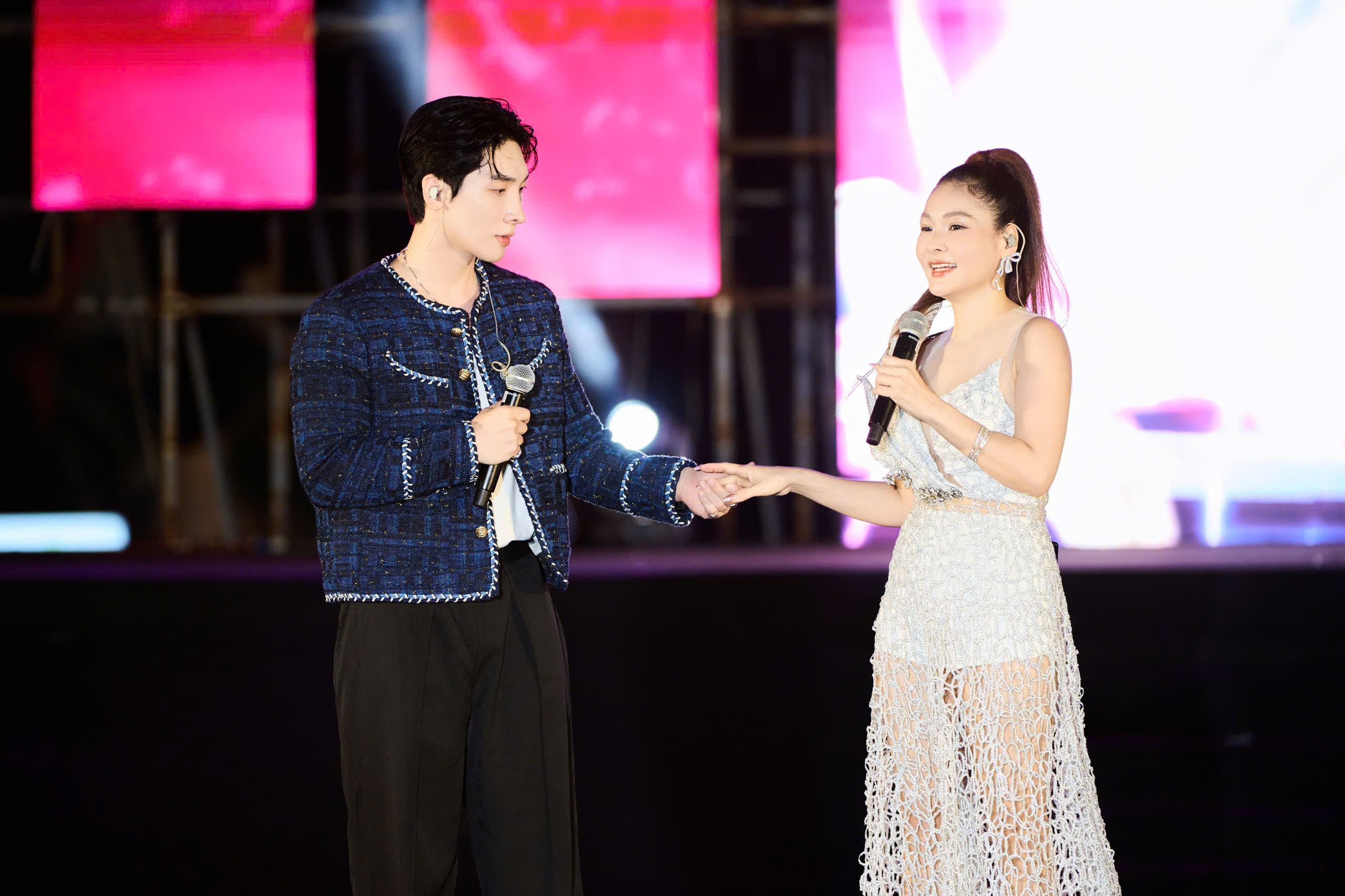 Ngọc nữ Bolero Hoàng Ái Mỹ hát ăn ý với Hotboy Hàn Quốc tại “CELEBRITY INTERNATIONAL FASHION RUNWAY”
