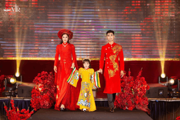 Vedette nhí Anna Thiên An khiến khán giả mãn nhãn trong bộ sưu tập của NTK Vinh Quang