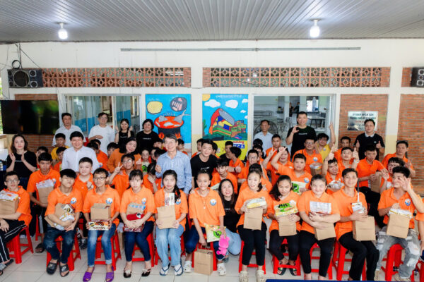 “Ươm mầm nụ cười” trao quà cho trẻ em khuyết tật và mồ côi TP.HCM