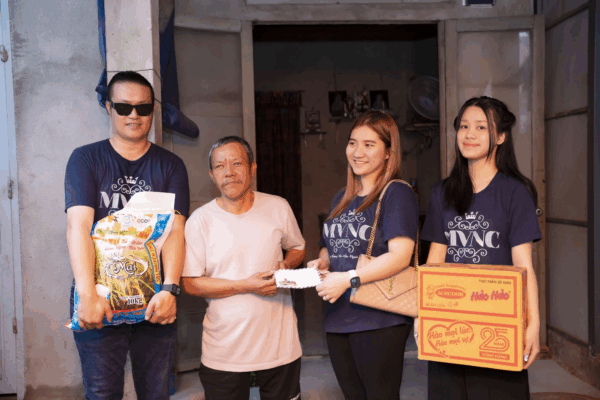 Minh Chánh Entertainment cùng các nghệ sĩ chia sẻ yêu thương tại Đồng Nai
