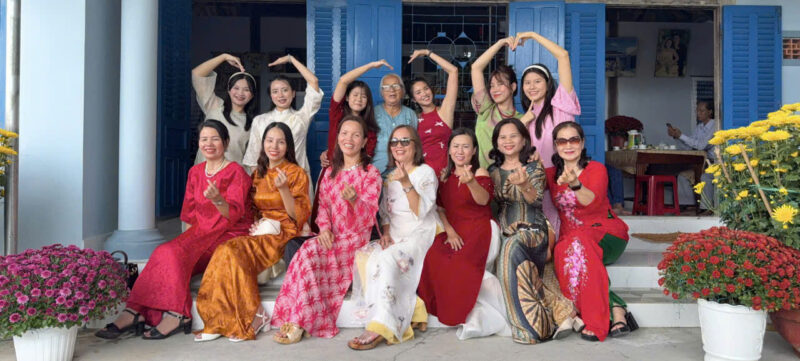 Phụ Nữ Việt khoe sắc thanh bình trong ngày mùng 1 Tết Bính Ngọ.