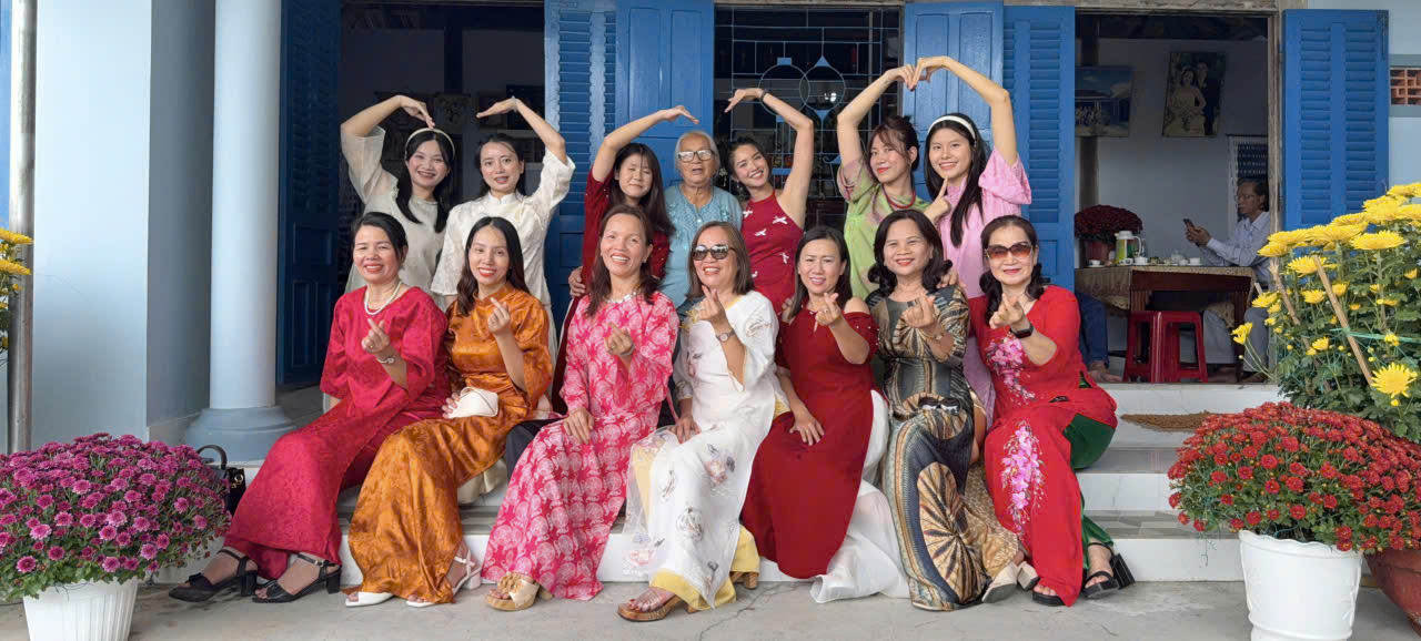 Phụ Nữ Việt khoe sắc thanh bình trong ngày mùng 1 Tết Bính Ngọ.