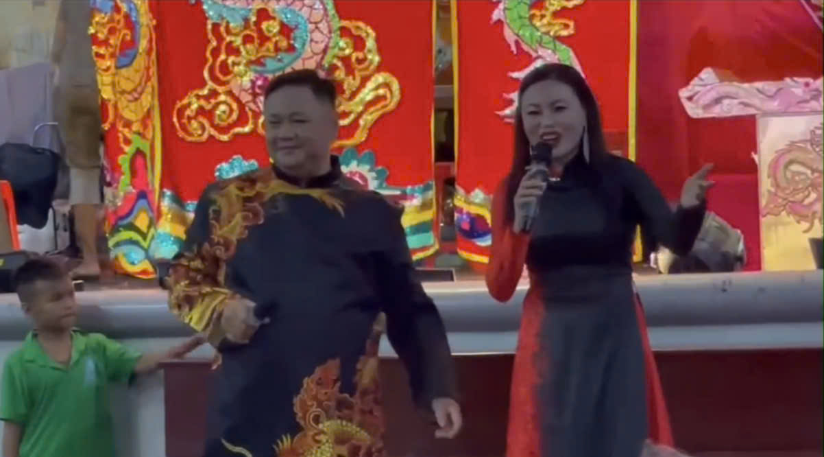 Hoa hậu- Diễn viên Dạ Minh Châu diện áo dài ngọt ngào phụng sự hát viếng Bà Chúa Xứ Núi Sam.