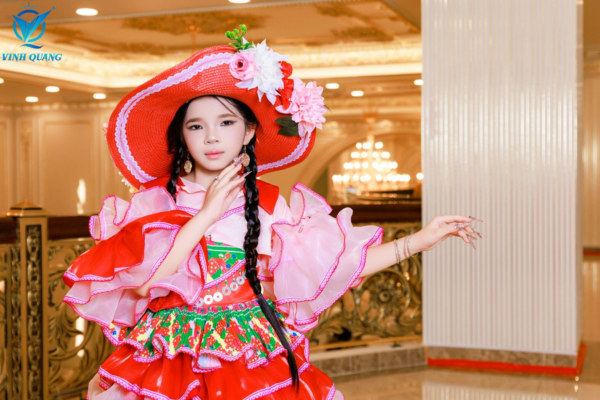 Vedette Châu Xuân An tỏa sáng rực rỡ khép màn cho BST “Tinh Hoa Việt Nam” tại Ho Chi Minh Fashion Runway 2026