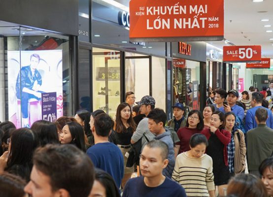 Người Sài Gòn ùn ùn kéo nhau đi mua sắm dịp Black Friday