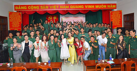 Đoàn nghệ sĩ và Quỹ Trái tim nhân ái thăm tặng quà cho chiến sĩ và học sinh nghèo tại Côn Đảo