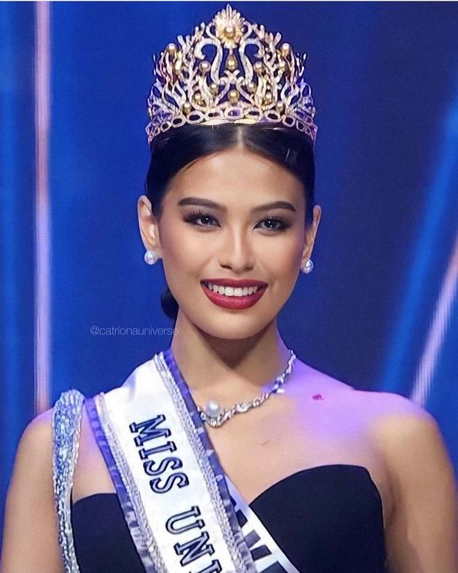 Màn trao vương miện hề hước và kỳ cục chưa từng thấy trong lịch sử Miss Universe-3