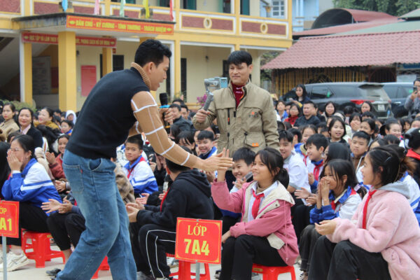 Nghệ sĩ Quách Beem: Chung tay cùng chương trình “Áo Ấm Mùa Đông” tại vùng cao Đông Bắc.