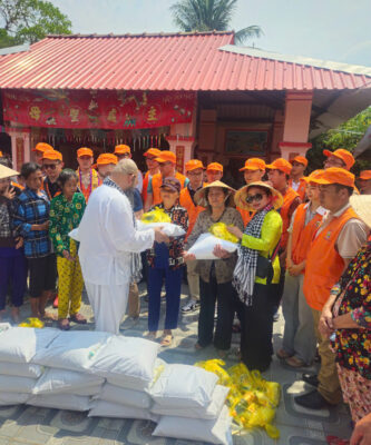 Hoa hậu, ca sĩ Đức Xuân tham gia Lễ cầu an và trao quà đầu năm cho Bà con nghèo Xóm Chài, TP Cần Thơ