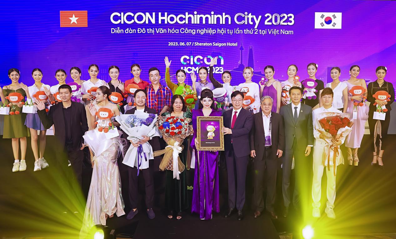 Chủ tịch Chủ tịch Korea CEO Summit – ông Park Bong Kyu vinh danh NTK Quỳnh Paris tại Cicon 2023