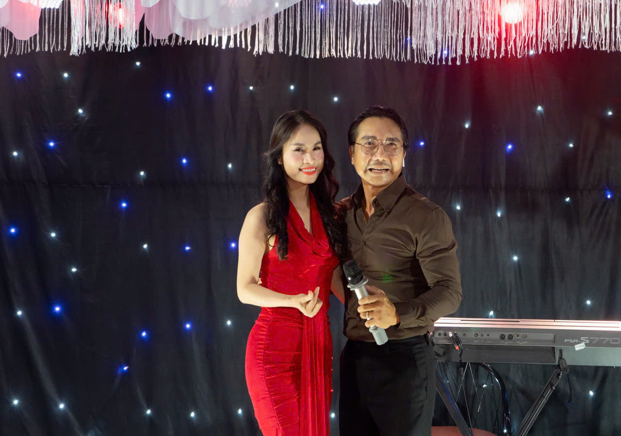 Á khôi Lương Huyền bà chủ Phòng trà Cozys, khai trương áp dụng nhiều ưu đãi cho nghệ sĩ.