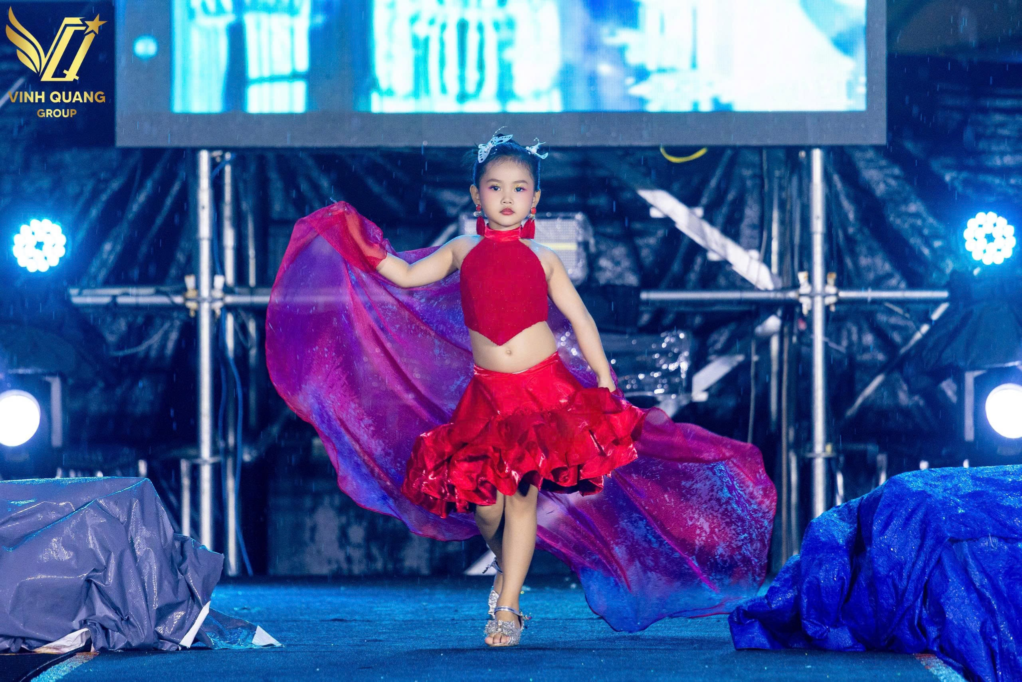 Model Kid Tuyết Nhi và thần thái “không tuổi” trong thiết kế đỏ rực của NTK Vinh Quang
