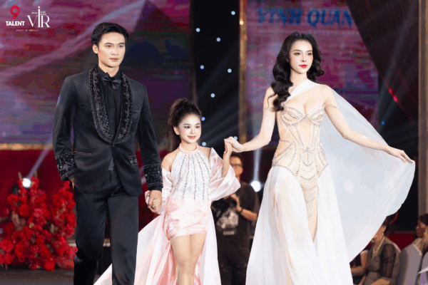 Model Kid Kim Ngân tỏa sáng rực rỡ với thần thái chuẩn Vedette trong BST “Shine” của NTK Vinh Quang