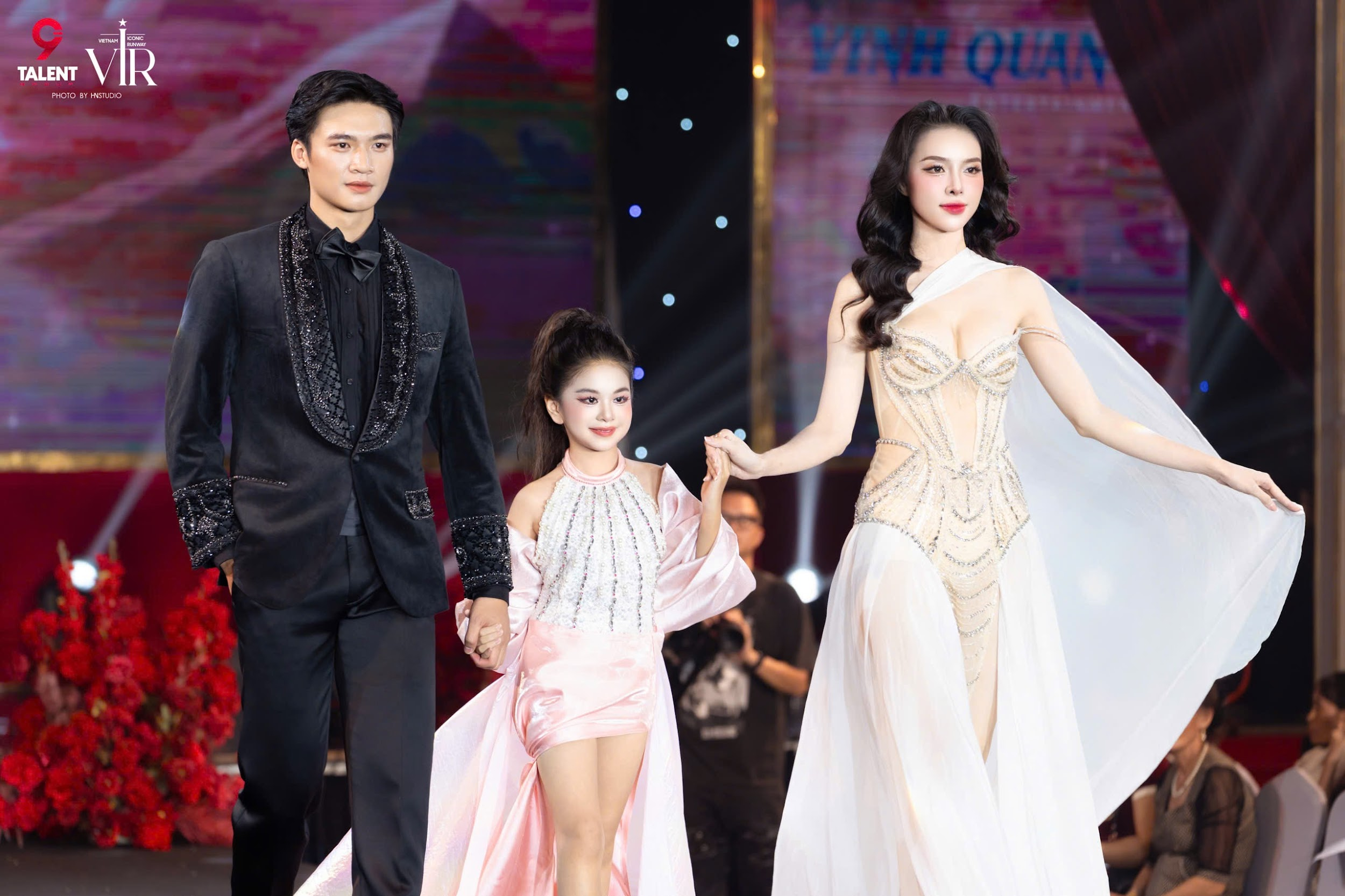 Model Kid Kim Ngân tỏa sáng rực rỡ với thần thái chuẩn Vedette trong BST “Shine” của NTK Vinh Quang