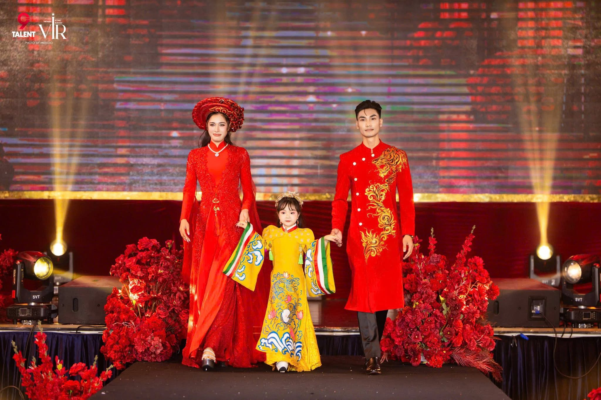Vedette nhí Anna Thiên An khiến khán giả mãn nhãn trong bộ sưu tập của NTK Vinh Quang
