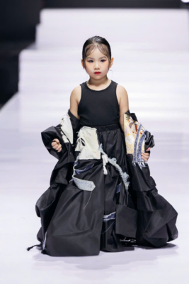 Model Kid Wen Tử Hàn đảm nhận vị trí Vedette trong bộ sưu tập của NTK Vinh Quang tại Fashion Show “Sắc Màu Dân Tộc”