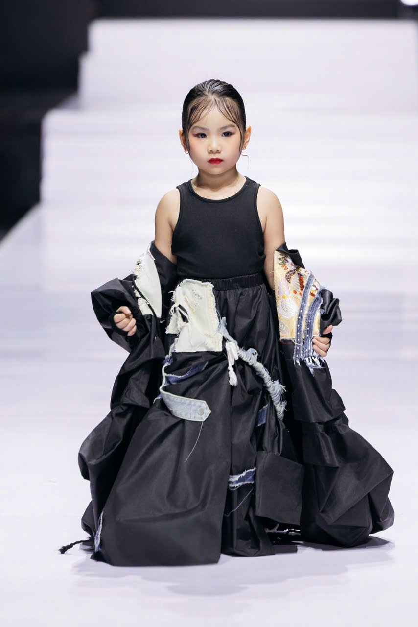 Model Kid Wen Tử Hàn đảm nhận vị trí Vedette trong bộ sưu tập của NTK Vinh Quang tại Fashion Show “Sắc Màu Dân Tộc”