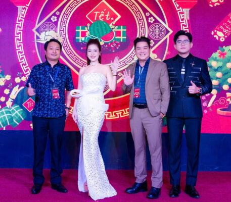 Ca sĩ Hoàng Ái My nổi bật bởi phong cách quyến rũ trong một sự kiện tiệc Tất Niên