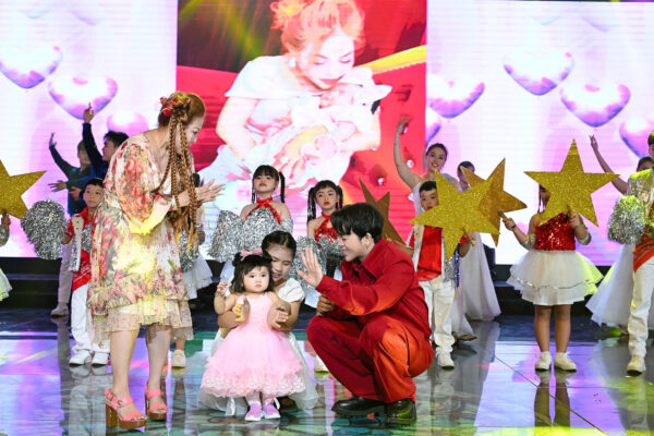 Nghệ sĩ Lê Phương vẻ chân dung tranh sơn dầu tặng thiên thần Hoàng Thiên Kim trong tiệc sinh nhật