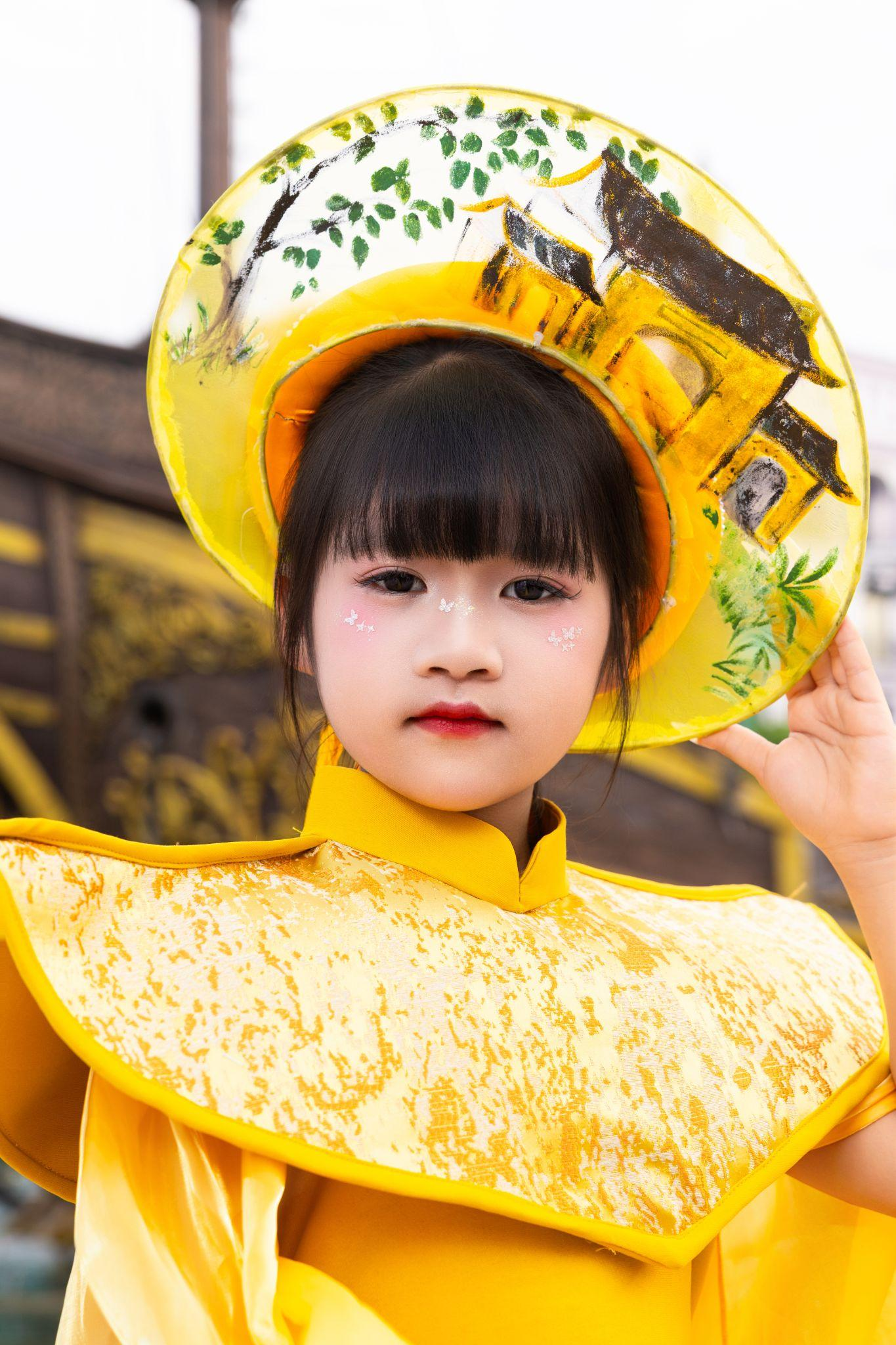 Model kid Kim Chi tự tin sải bước trong BST “Việt Nam Gấm Hoa” tại chương trình Nón – Cờ – Hoa